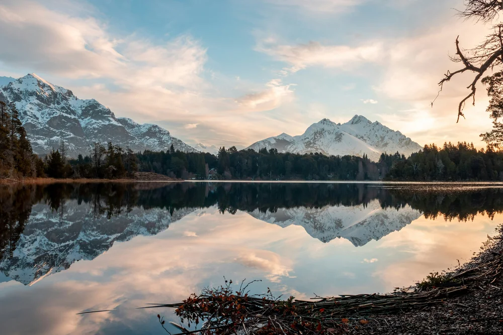 Besneeuwde bergen weerspiegeld in een meer in Argentinië.