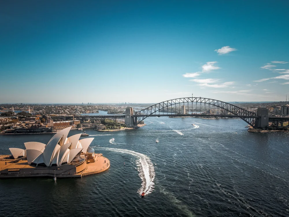 Sydney Opera House en Harbour Bridge vanuit de lucht.