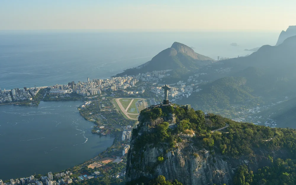 Uitzicht over Rio de Janeiro met het Christusbeeld op de Corcovado.
