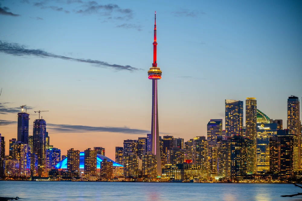 Skyline van Toronto met de CN Tower bij avondlicht.