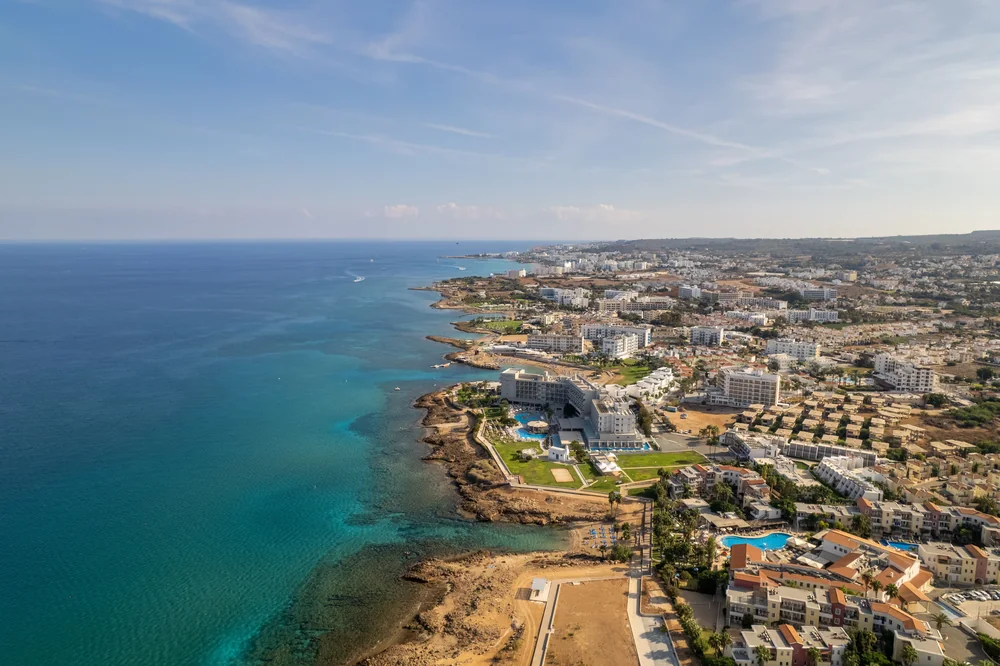 Luchtfoto van de kustlijn en badplaats van Cyprus.