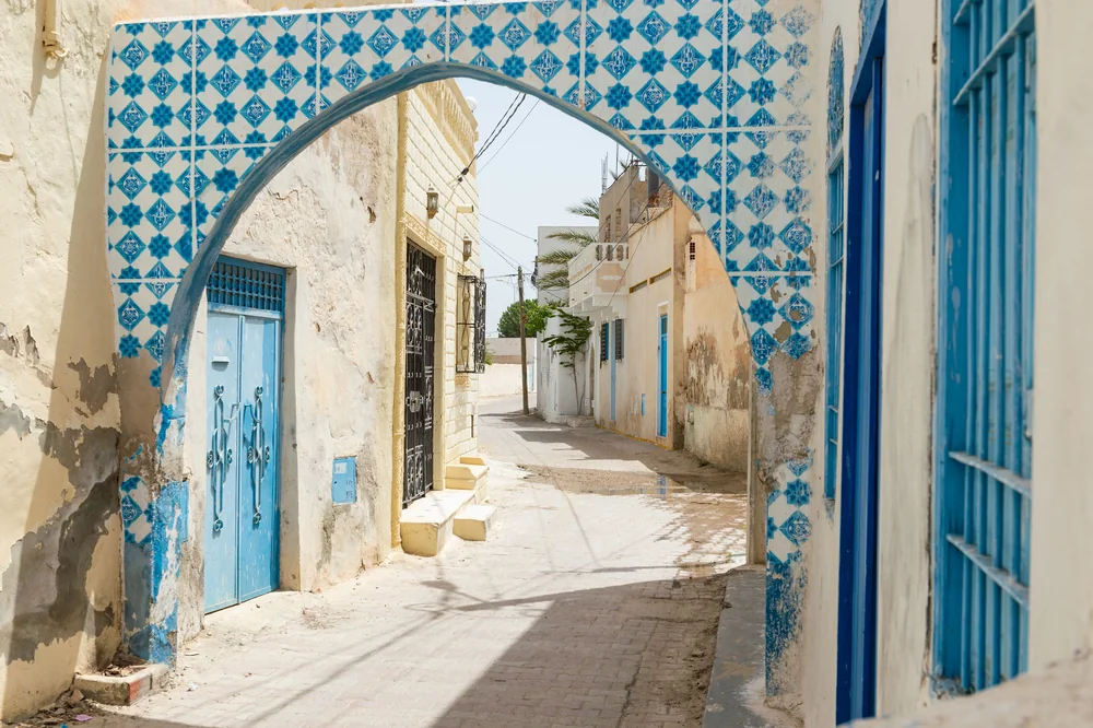 Betegelde poortarchitectuur in een straatje op Djerba.