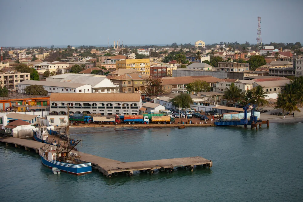 Haven en stadsgezicht van Banjul in Gambia.