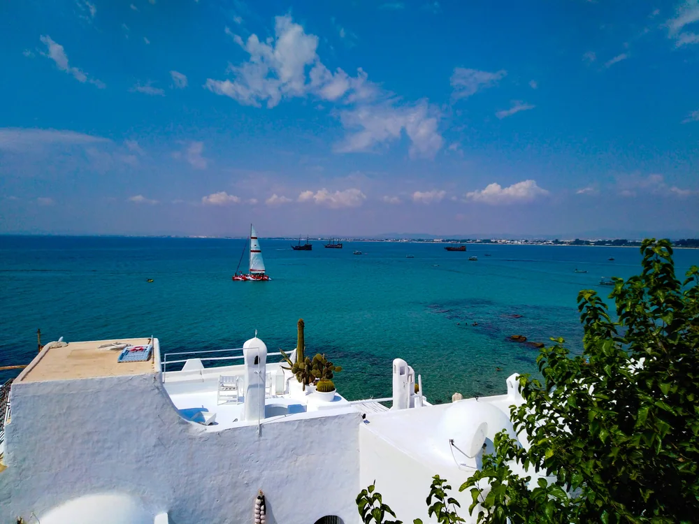 Witte architectuur van Hammamet met uitzicht op zee.