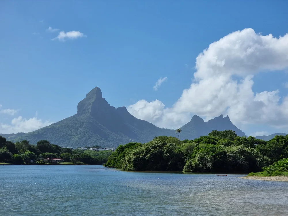 Bergtop en lagune omgeven door groen landschap op Mauritius.