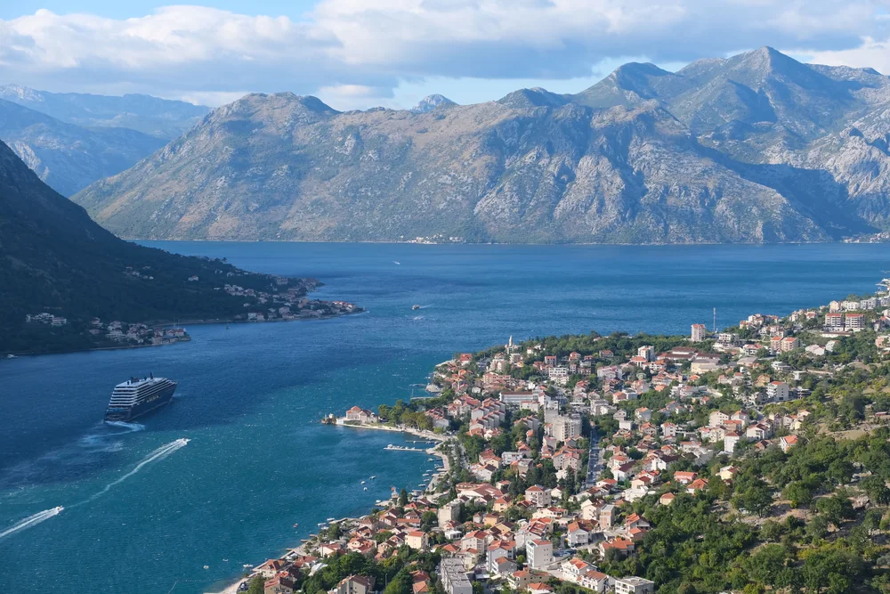 Baai en berglandschap in Montenegro.