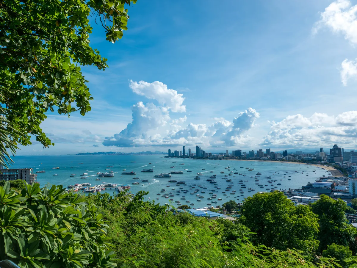 Uitzicht over de baai en skyline van Pattaya vanaf de heuvel.