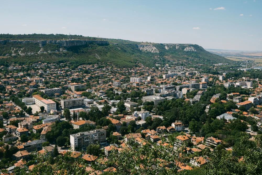Uitzicht over de stad Varna met heuvels op de achtergrond.