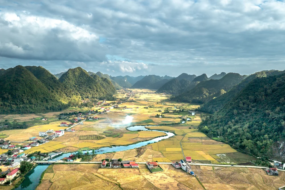 Vallei met rijstvelden omringd door karstbergen in Vietnam.