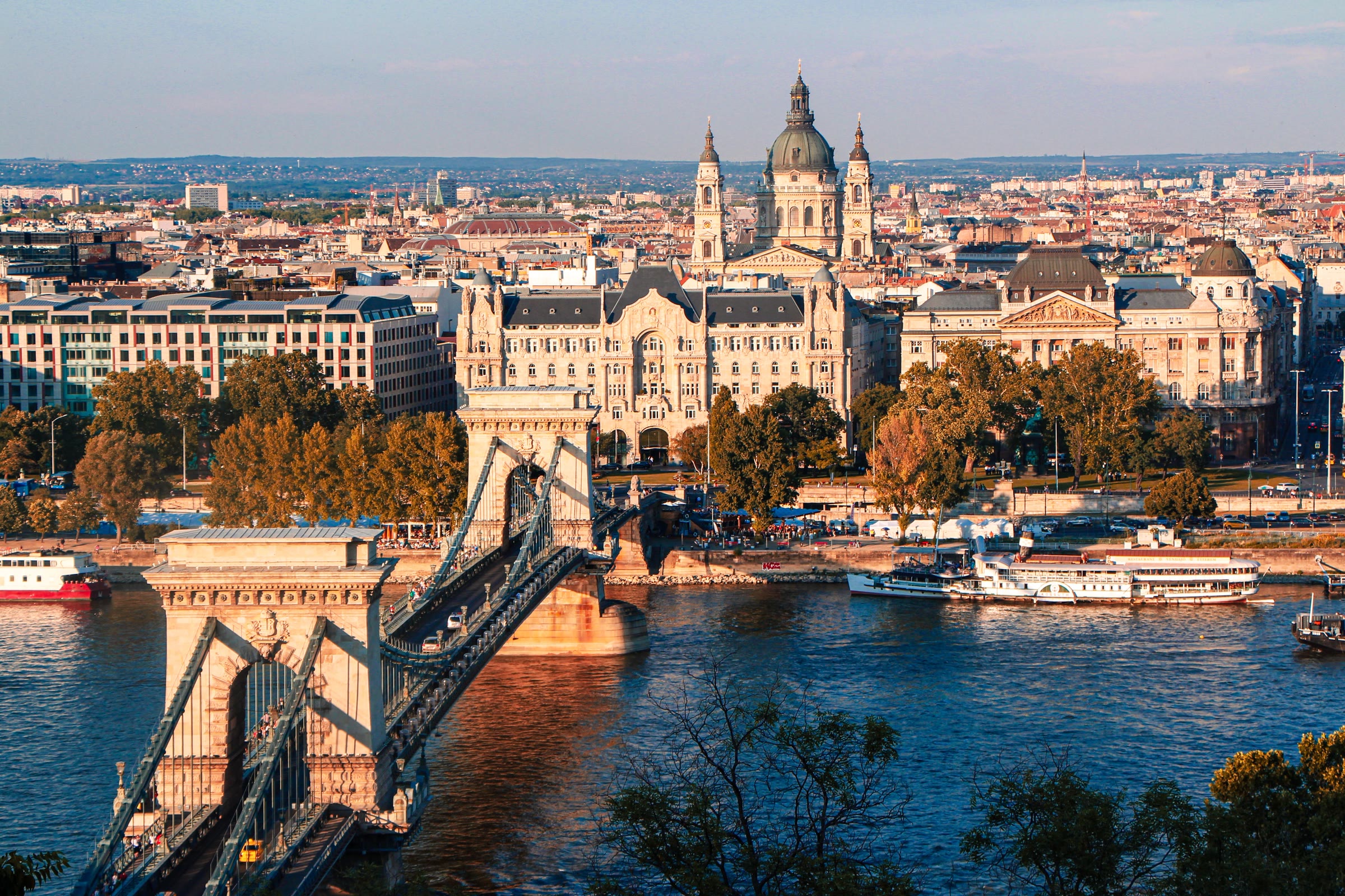 De Kettingbrug over de Donau met de Sint-Stefanusbasiliek op de achtergrond in Boedapest.