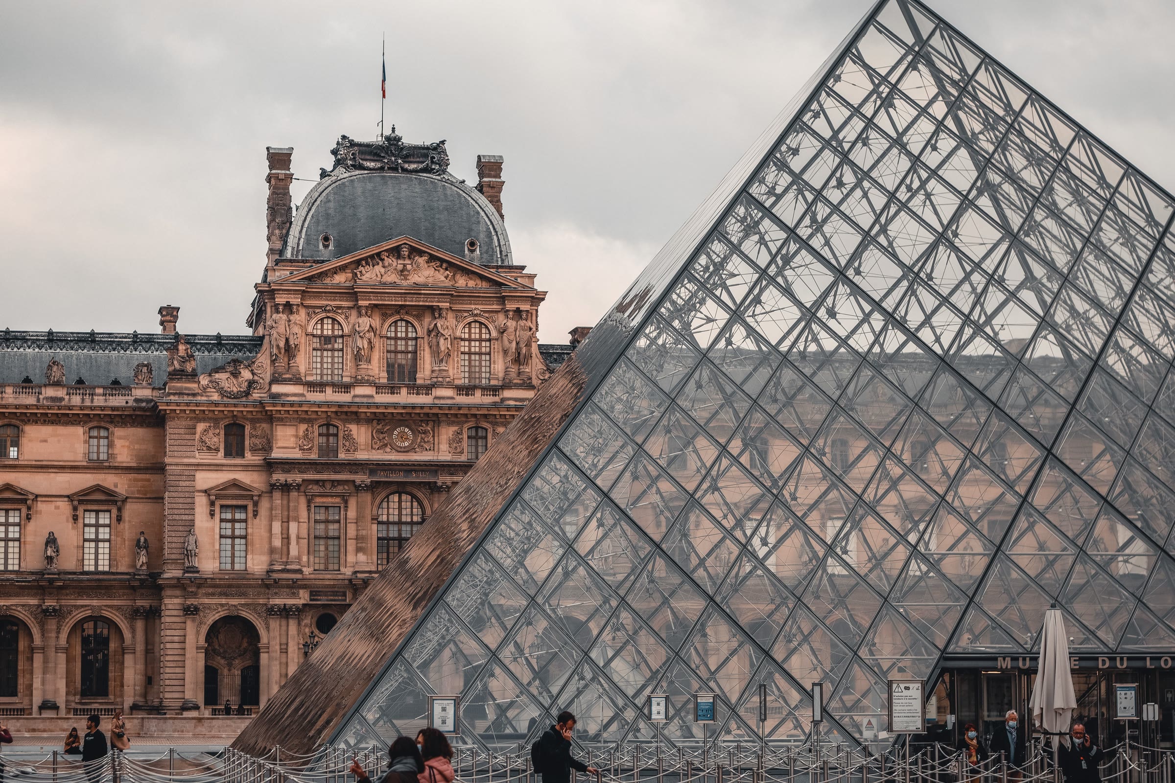 De glazen piramide van het Louvre voor het historische paleis in Parijs.