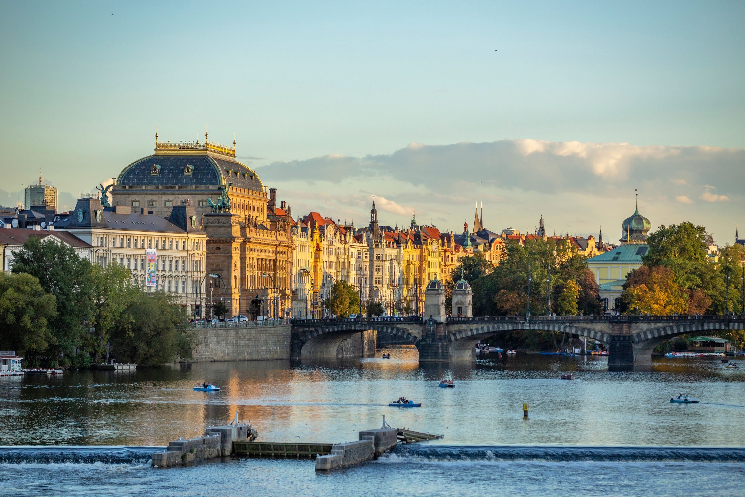Historisch centrum van Praag met karakteristieke architectuur.