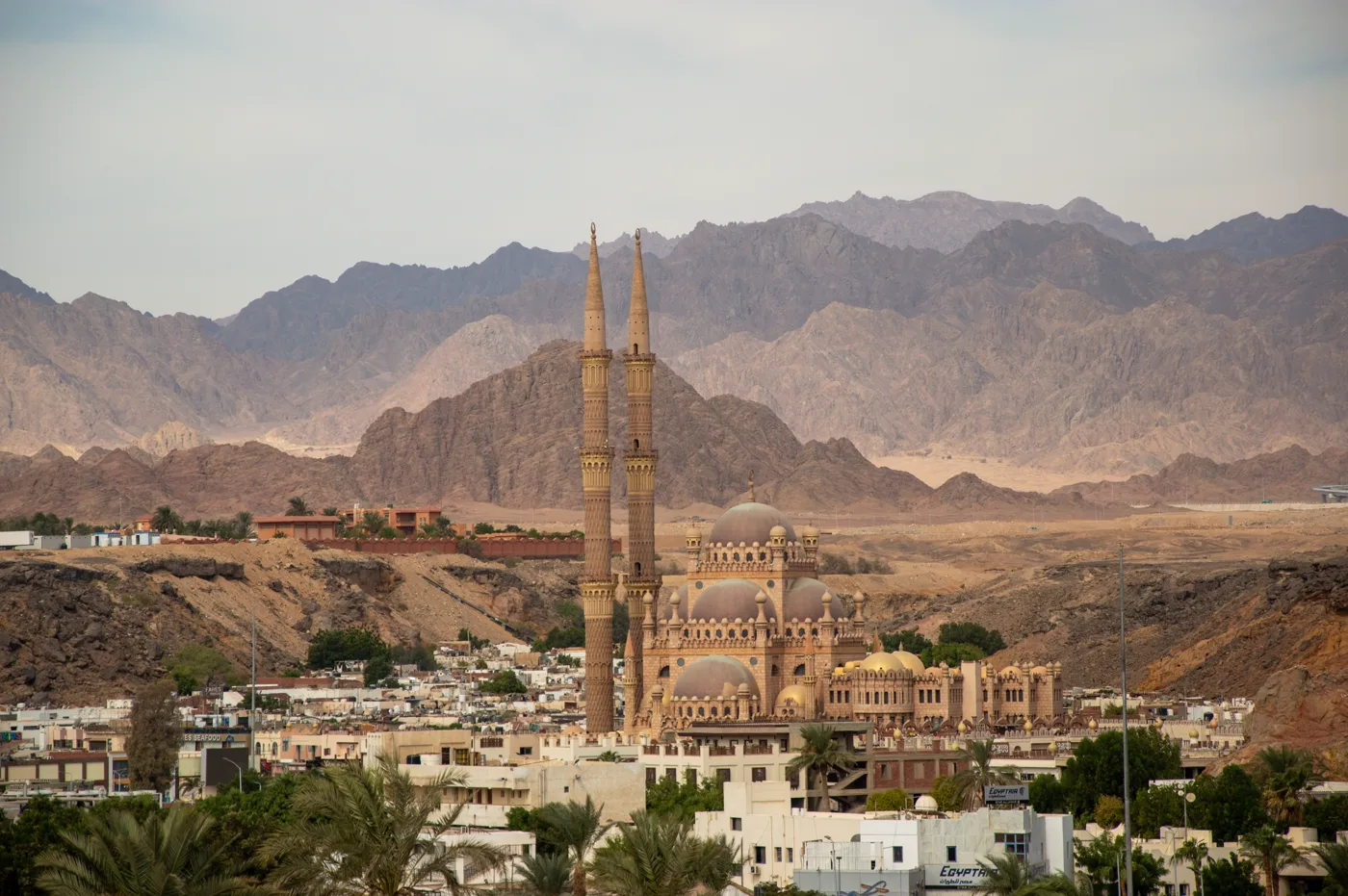 Moskee met twee hoge minaretten tegen de bergen van het Sinaï-schiereiland bij Sharm el-Sheikh