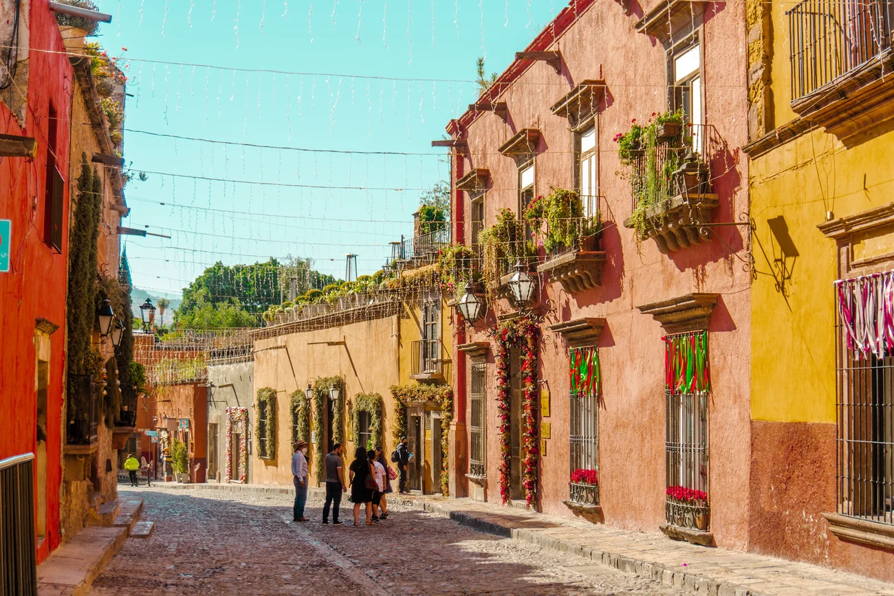 Kleurrijke koloniale straat met smeedijzeren balkons in Mexico