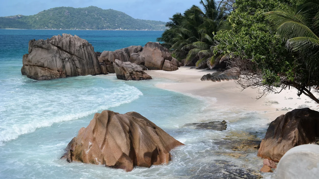 Granieten rotsen en een wit zandstrand op de Seychellen