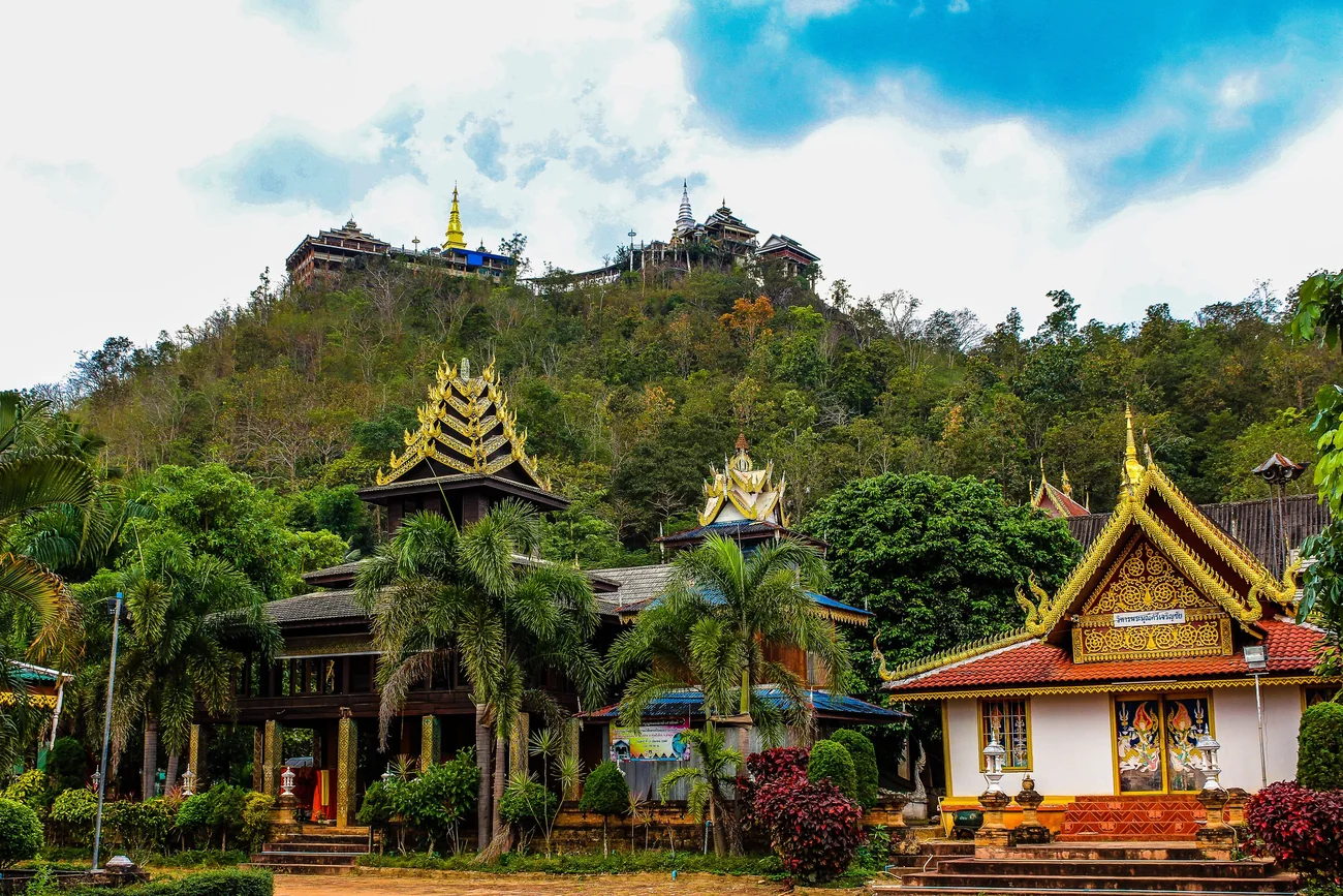 Tempel op een beboste heuveltop in Thailand
