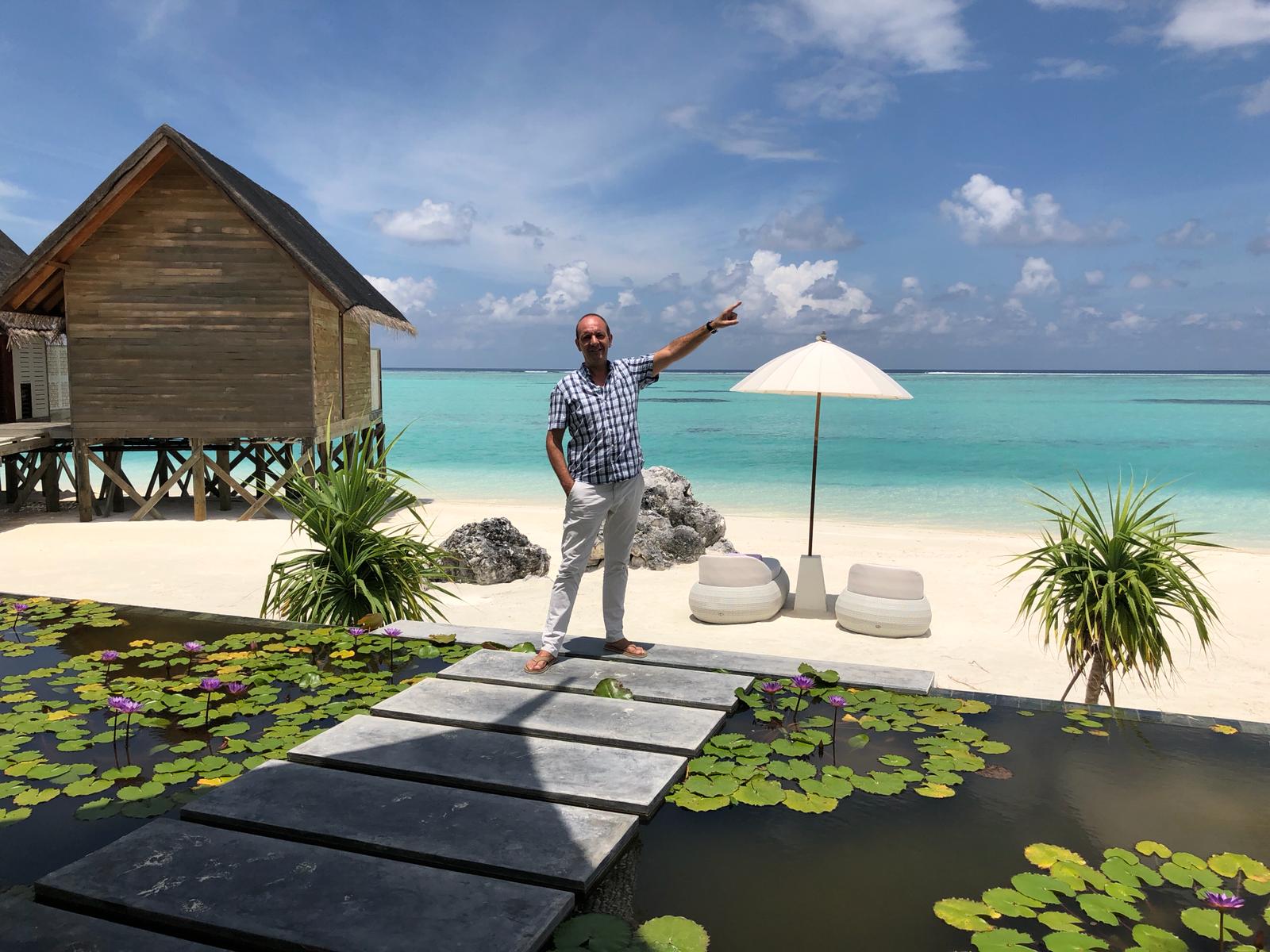 Olivier op locatie bij een overwater-lodge tijdens een van zijn bestemmingsbezoeken.