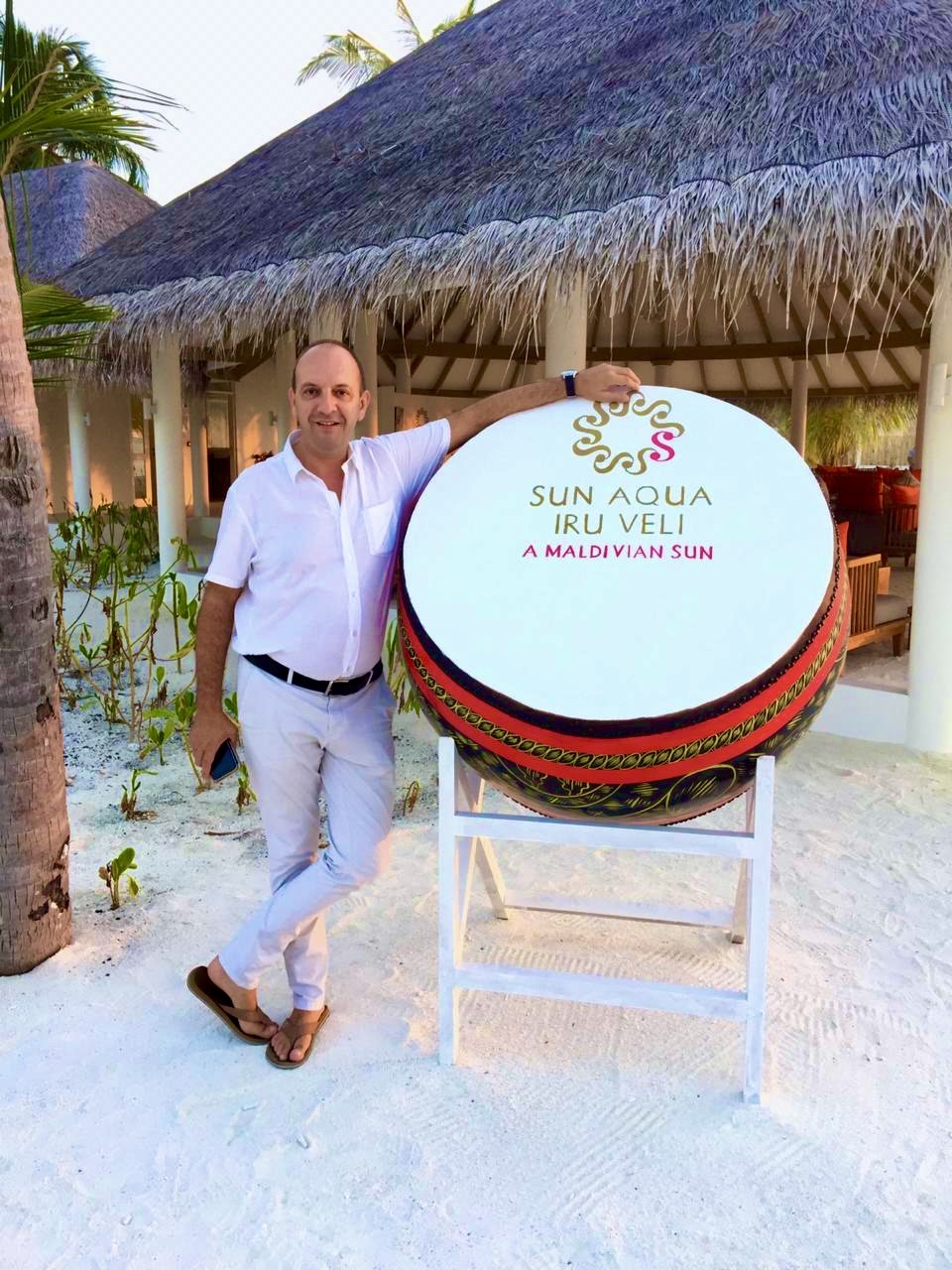 Olivier bij het Sun Aqua Iru Veli-resort tijdens een van zijn bestemmingsbezoeken.