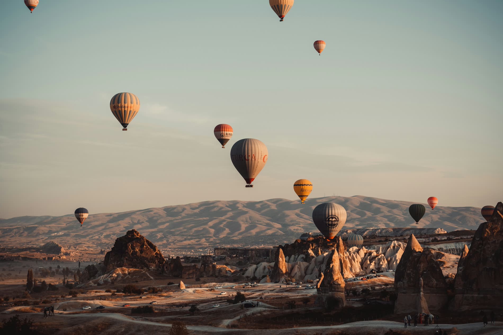 Tientallen luchtballonnen boven het maanlandschap van Cappadocië