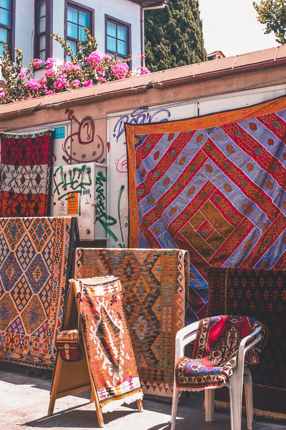 Traditionele Turkse tapijten en kilims uitgestald aan een marktkraam