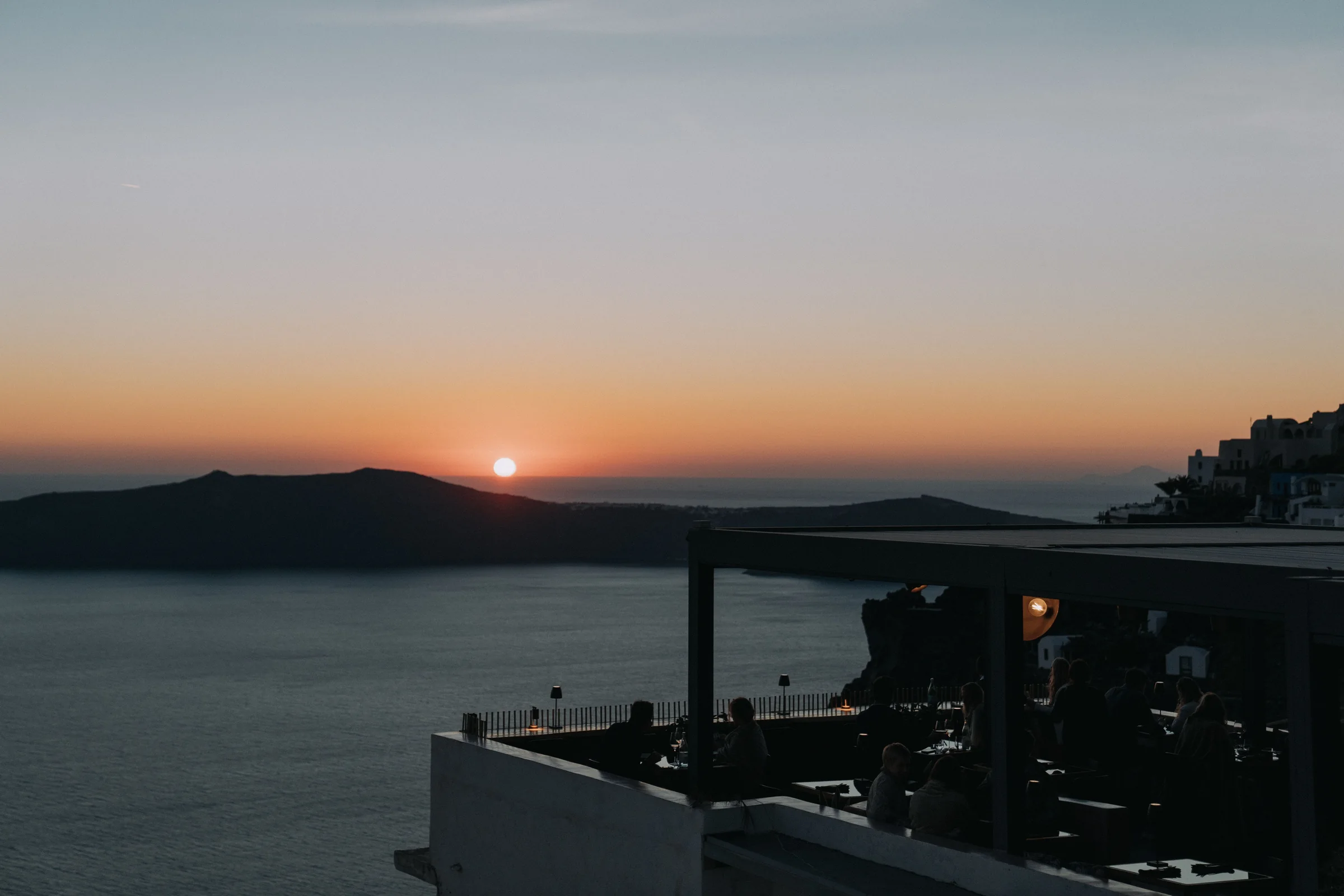 Terras met uitzicht op zee tijdens zonsondergang