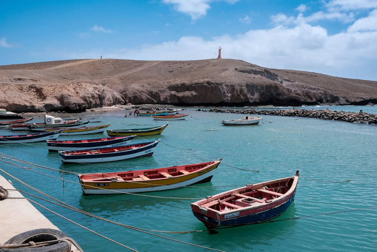 Kleurrijke vissersboten in een baai op Kaapverdië.