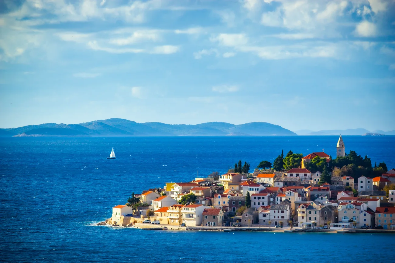 Kustdorp op een schiereiland aan de Adriatische Zee in Kroatië.